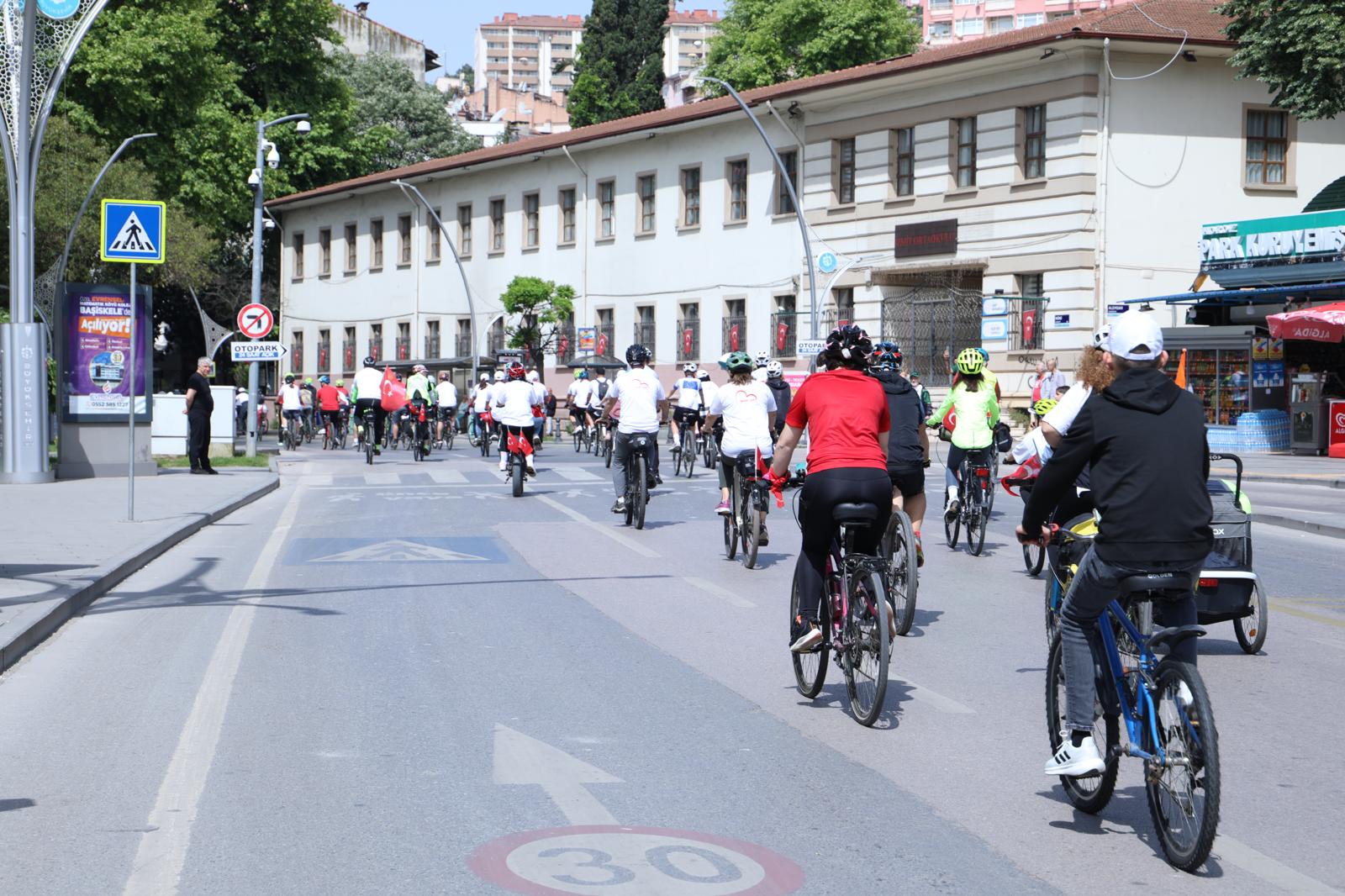 Izmitli bisiklet tutkunlari pedallarini 19 Mayis için çevirdi (3)