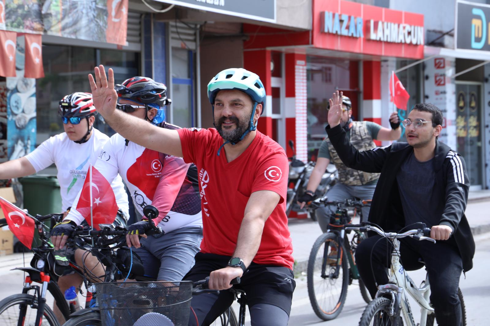 Izmitli bisiklet tutkunlari pedallarini 19 Mayis için çevirdi (4)