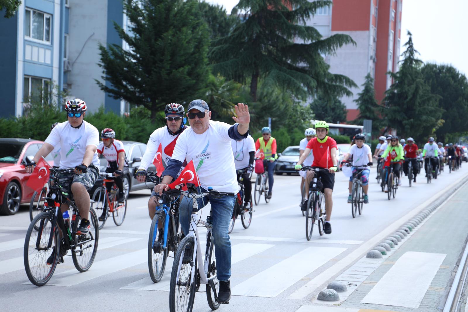 Izmitli bisiklet tutkunlari pedallarini 19 Mayis için çevirdi (6)