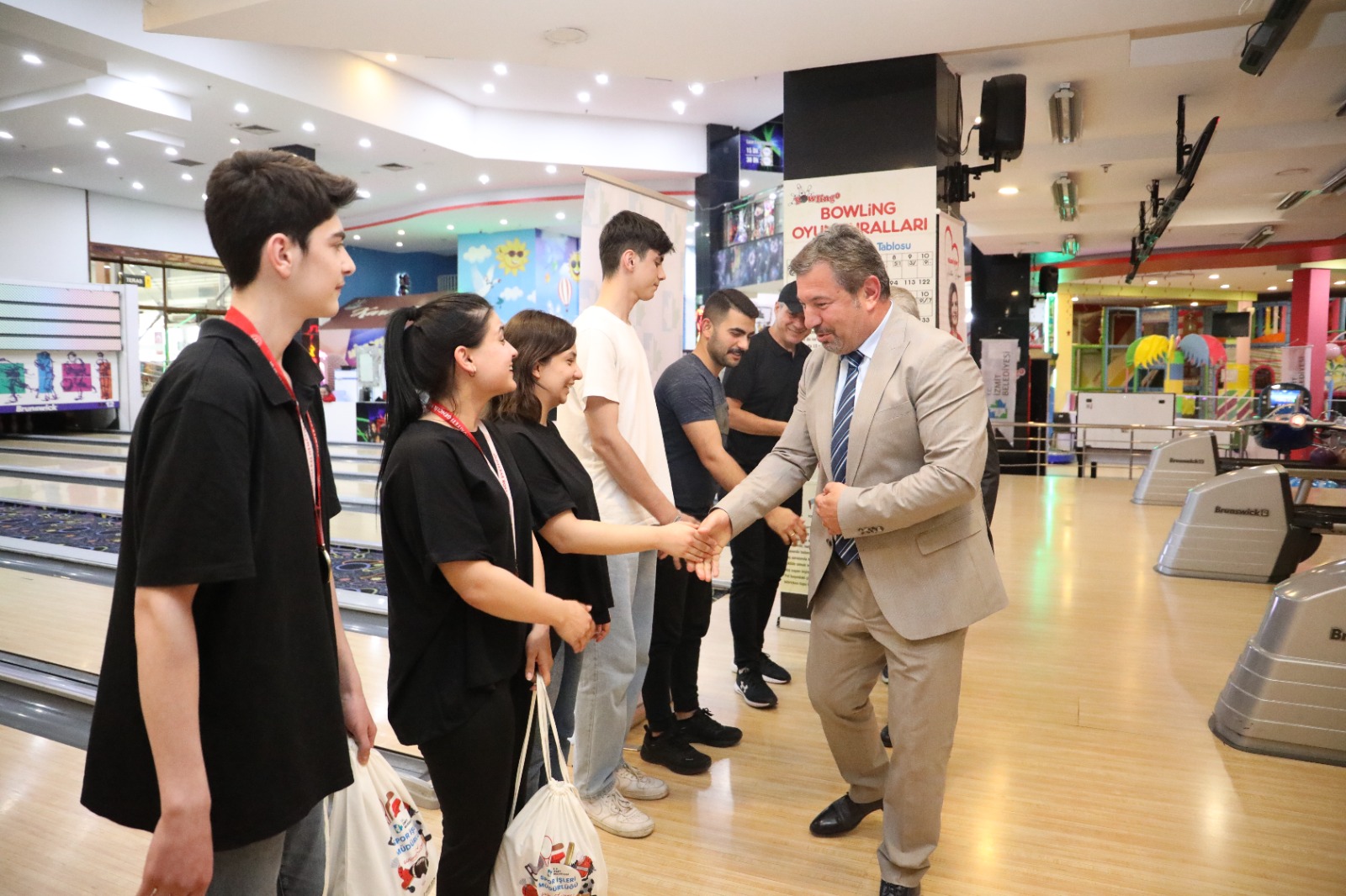 Izmitli gençler Bowling Turnuvasi'nda 19 Mayis coskusunu yasadi (3)