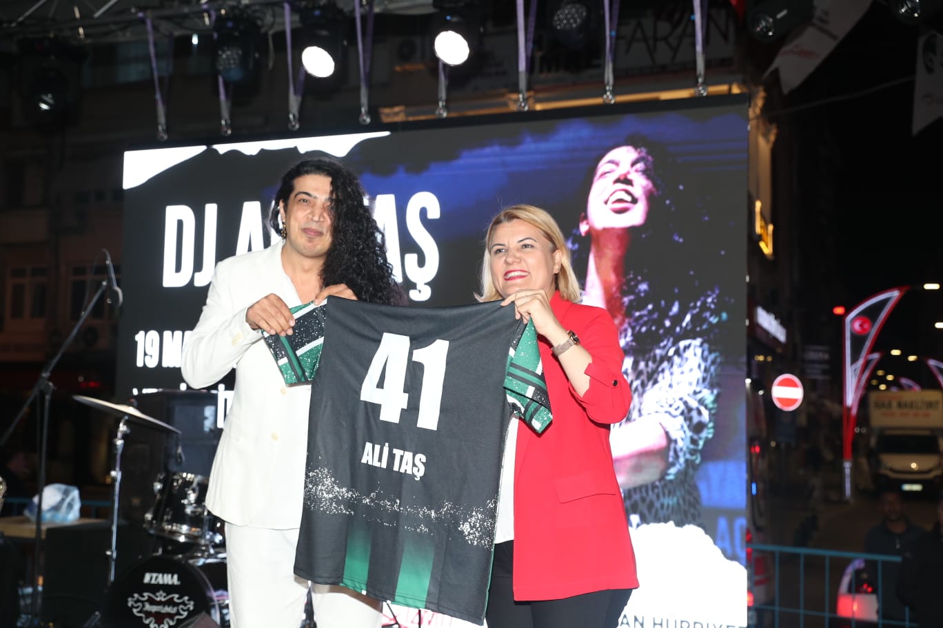 İzmitliler 19 Mayıs’ta DJ Ali Taş ile coştu (4)
