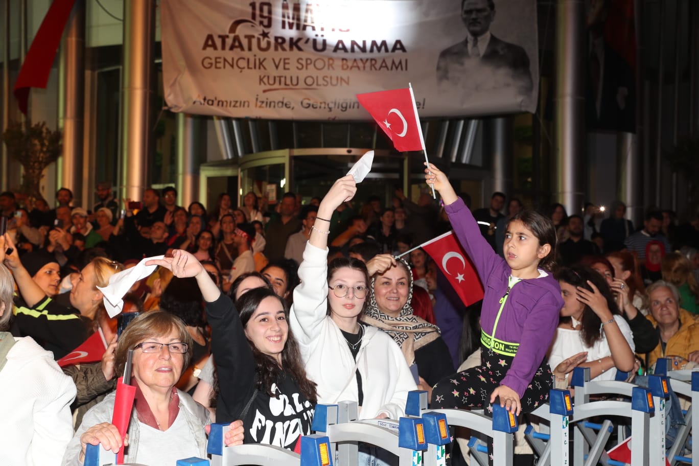 İzmitliler 19 Mayıs’ta DJ Ali Taş ile coştu (5)