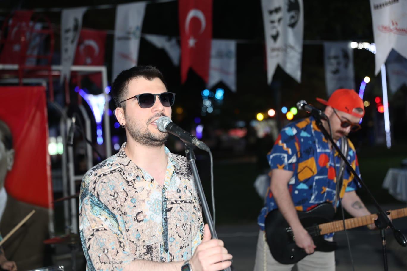 Izmit'te 19 Mayis kutlamalarinda Pembe Kayalar coskusu (11)