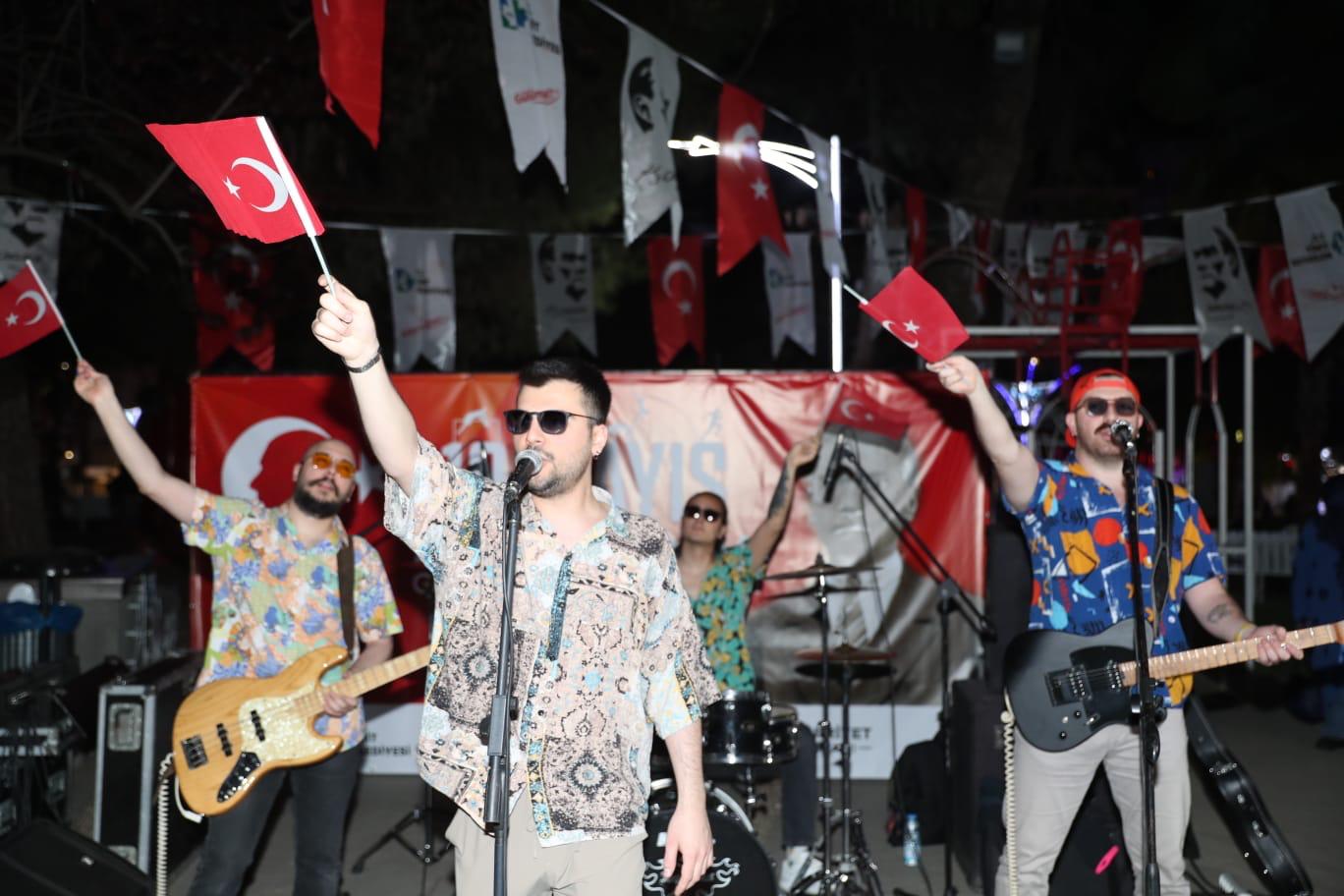 Izmit'te 19 Mayis kutlamalarinda Pembe Kayalar coskusu (12)