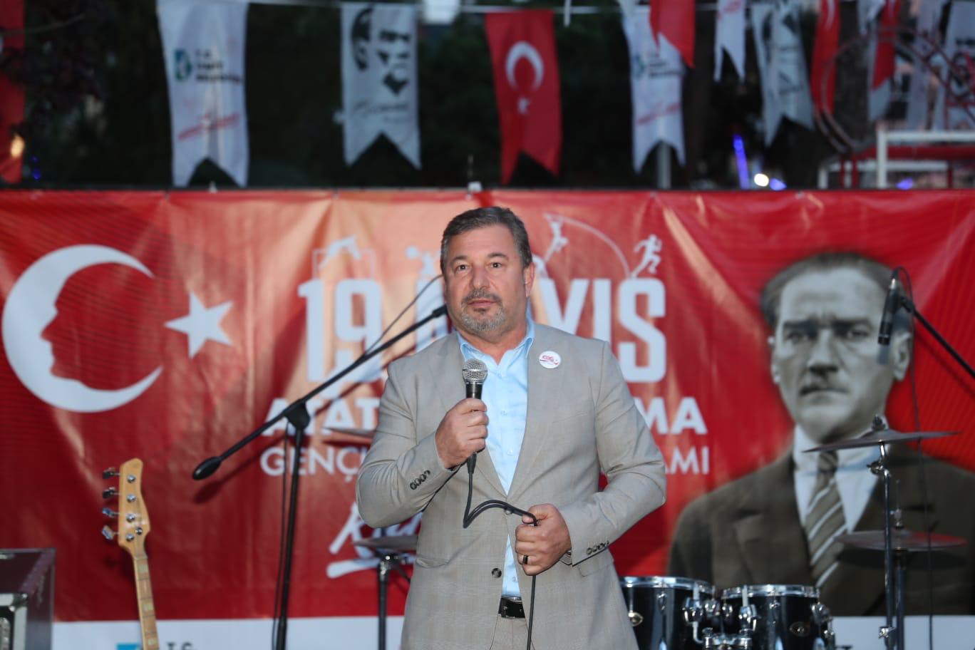 Izmit'te 19 Mayis kutlamalarinda Pembe Kayalar coskusu (2)