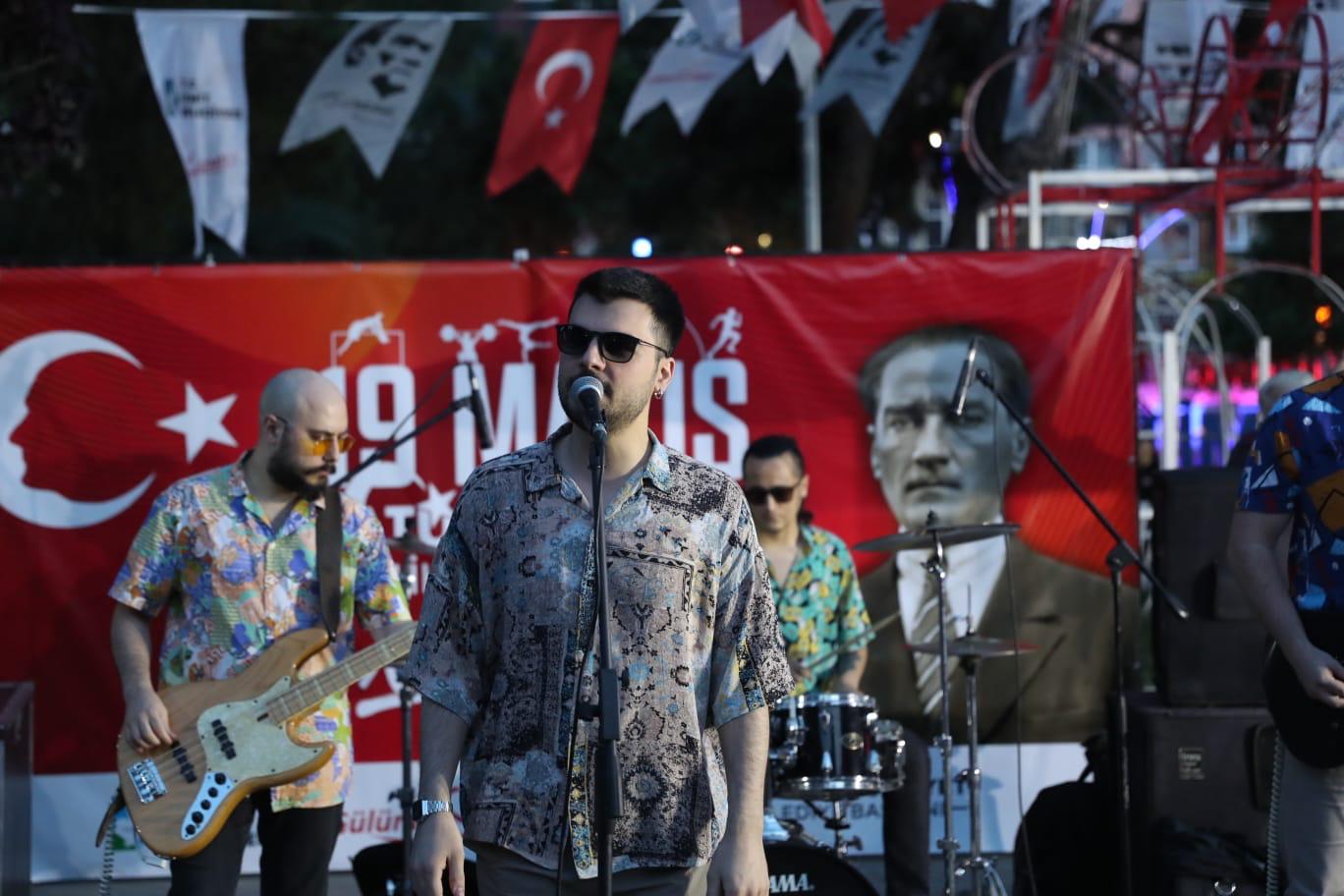 Izmit'te 19 Mayis kutlamalarinda Pembe Kayalar coskusu (3)