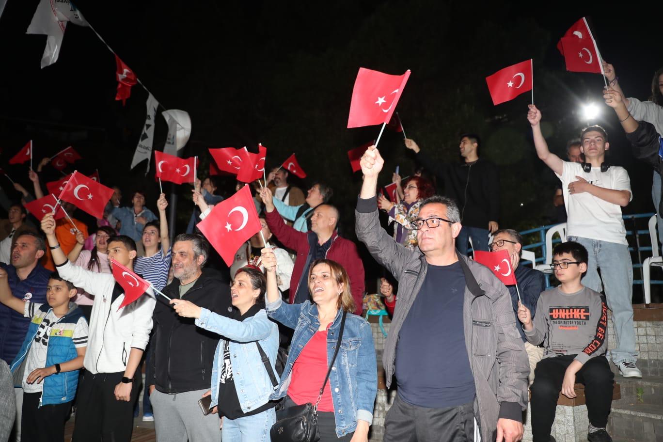 Izmit'te 19 Mayis kutlamalarinda Pembe Kayalar coskusu (4)