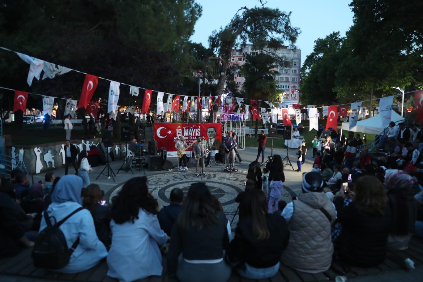 Izmit'te 19 Mayis kutlamalarinda Pembe Kayalar coskusu (6)