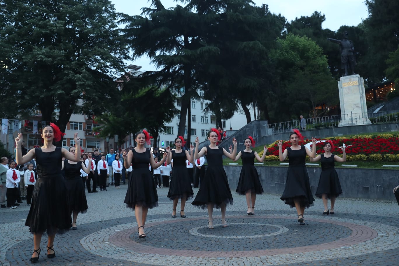 Sahne İzmit Halk Dansları Topluluğu, 19 Mayıs’a damga vurdu (1)