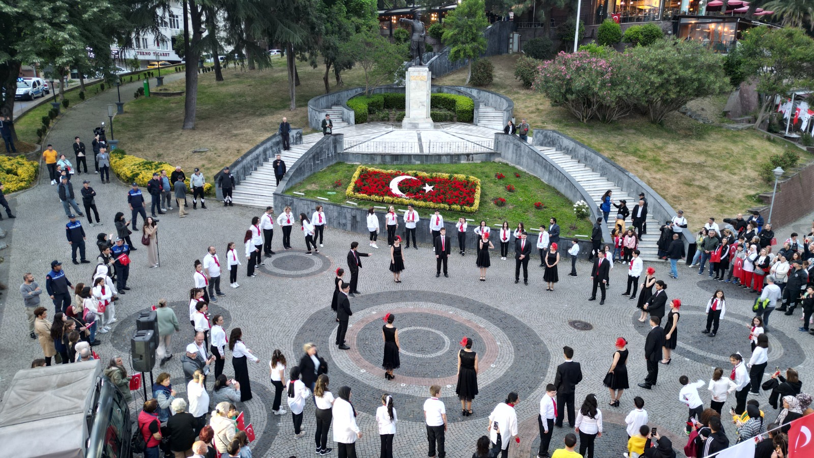 Sahne İzmit Halk Dansları Topluluğu, 19 Mayıs’a damga vurdu (2)