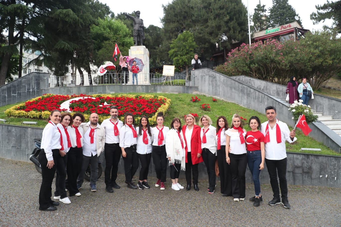 Sahne İzmit Halk Dansları Topluluğu, 19 Mayıs’a damga vurdu (6)