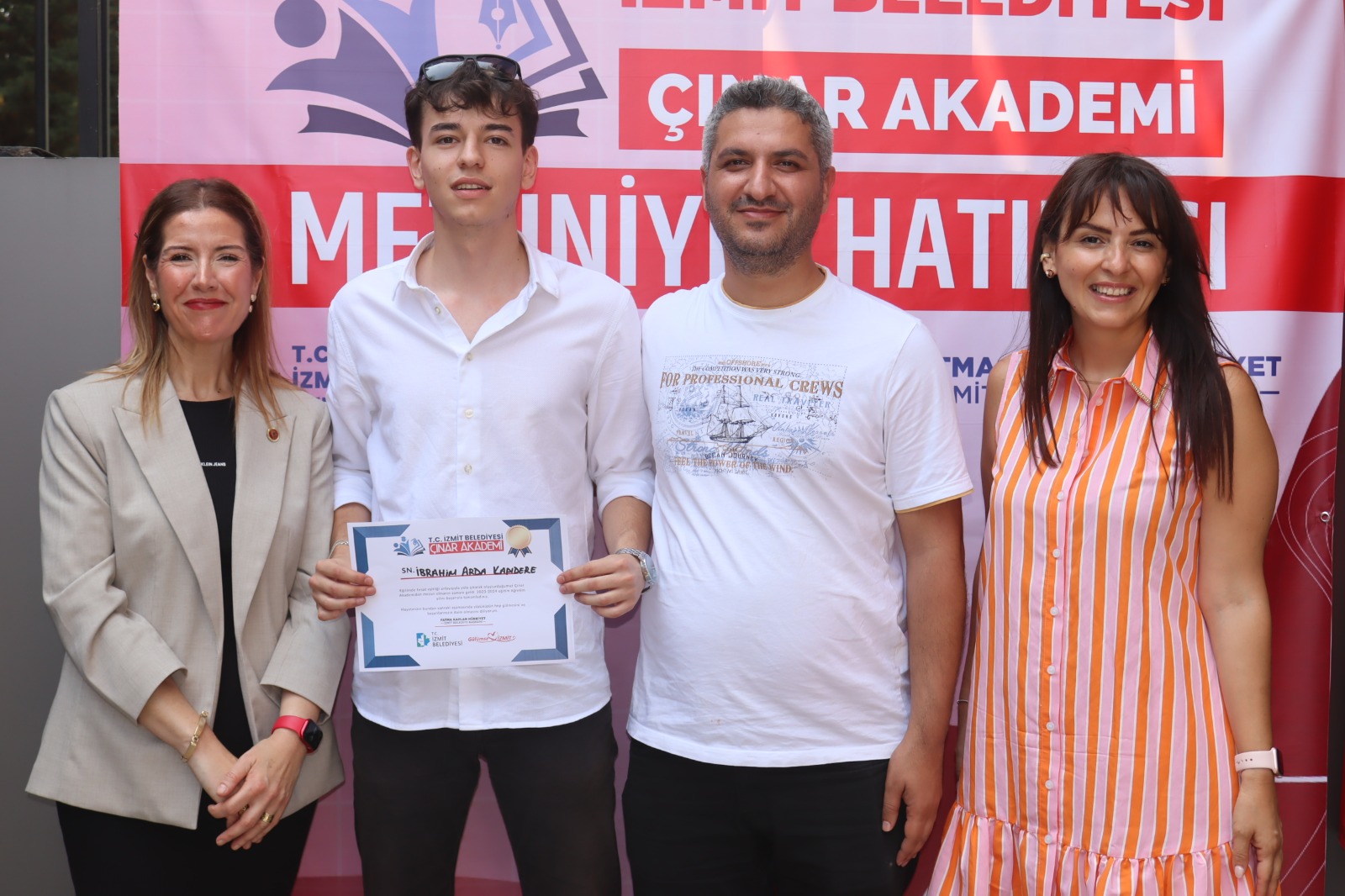 Çınar Akademisi Öğrencileri mezuniyet töreninde stres attı (2)