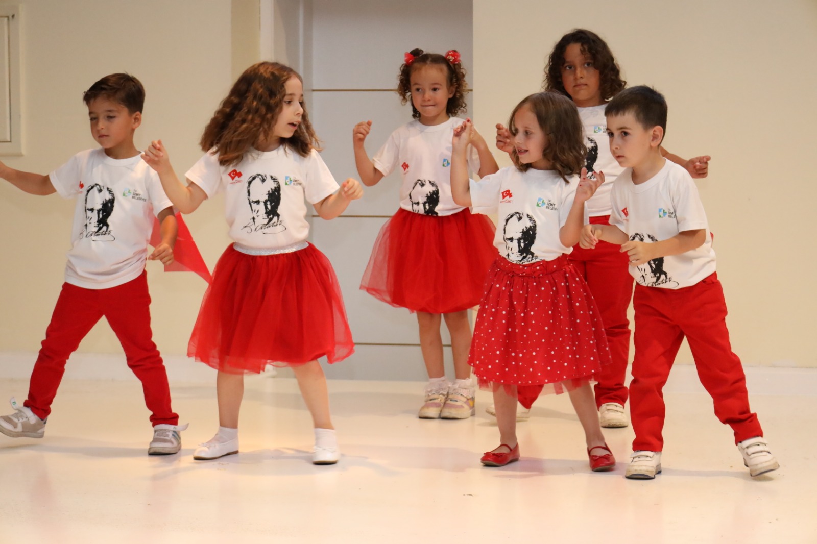 Çınar Çocuk Evinin minikleri coşkuyla mezuniyetlerini kutladı (10)
