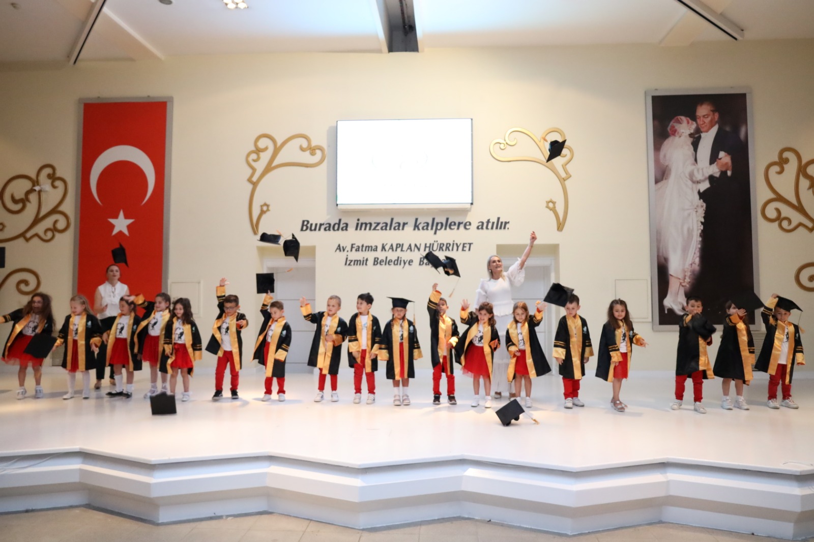 Çınar Çocuk Evinin minikleri coşkuyla mezuniyetlerini kutladı (13)