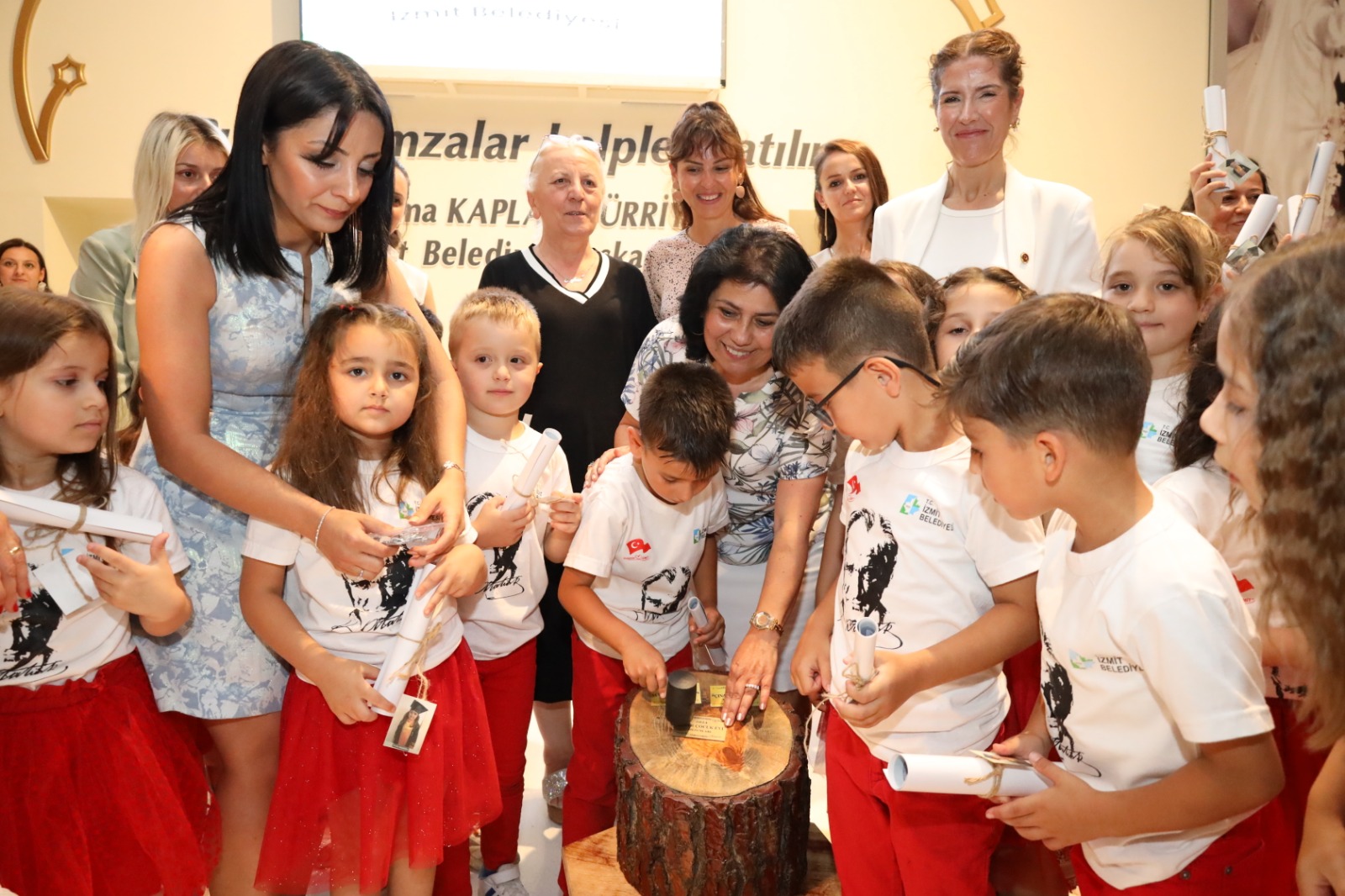 Çınar Çocuk Evinin minikleri coşkuyla mezuniyetlerini kutladı (15)