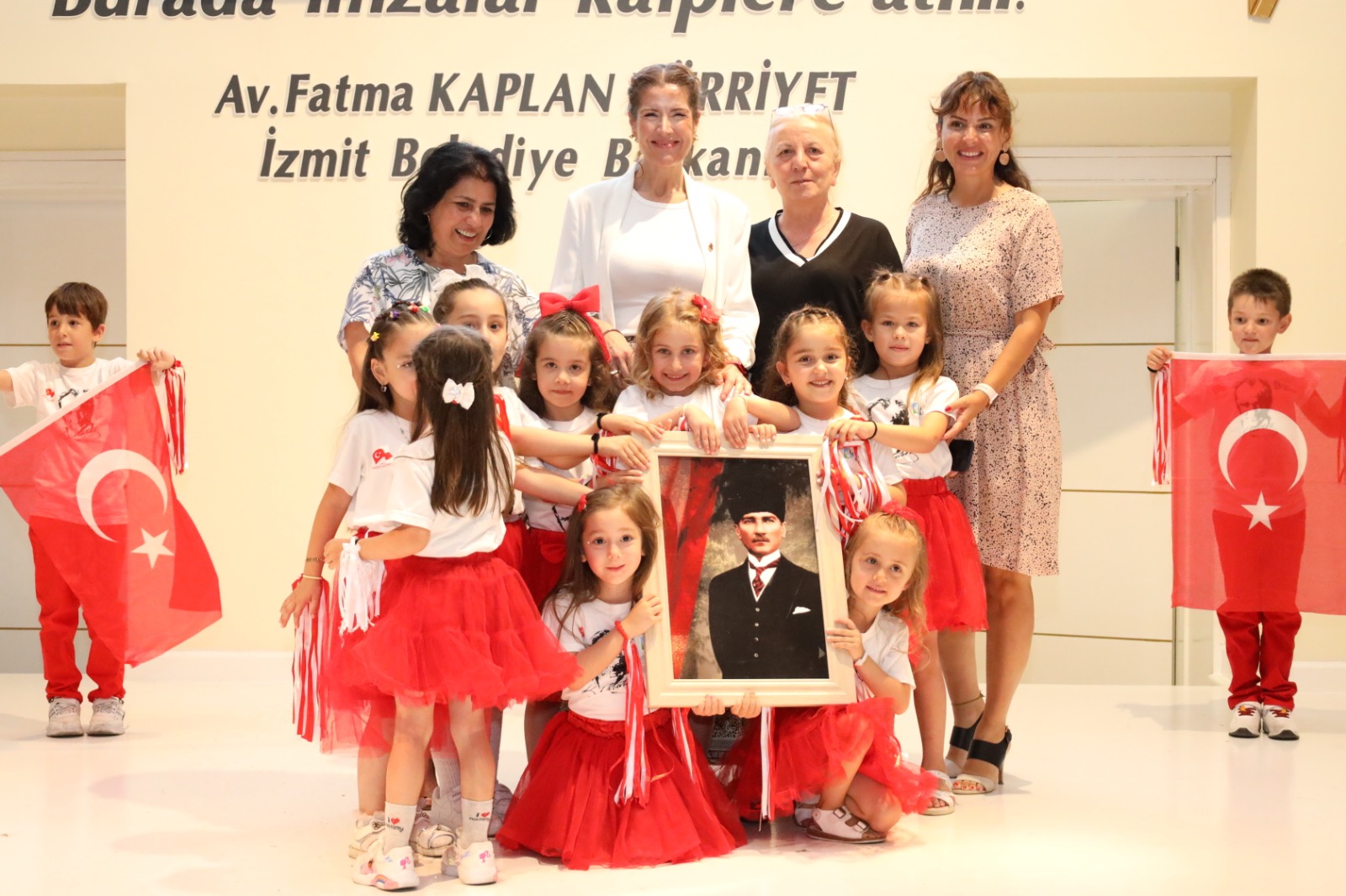 Çınar Çocuk Evinin minikleri coşkuyla mezuniyetlerini kutladı (7)