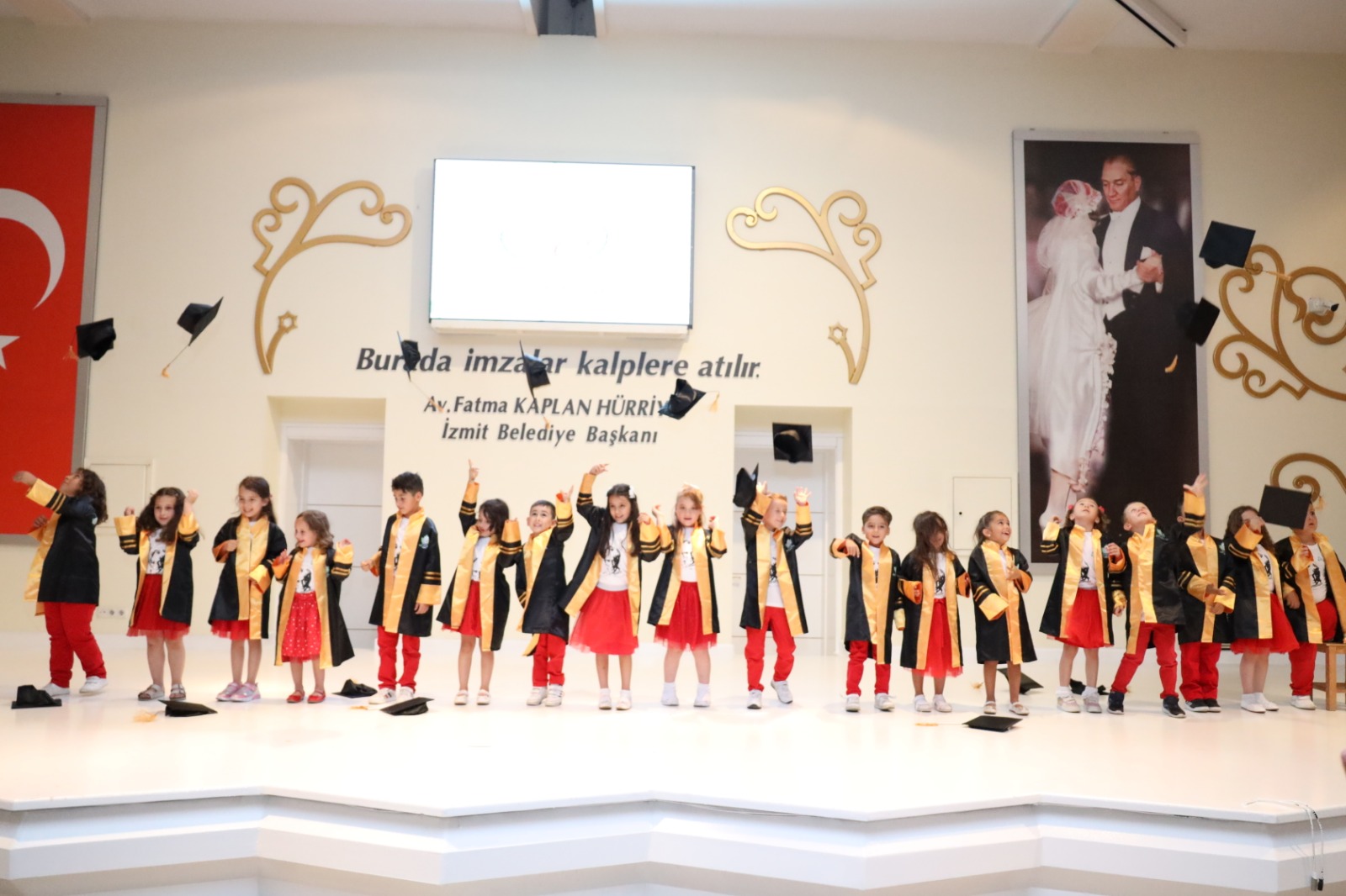 Çınar Çocuk Evinin minikleri coşkuyla mezuniyetlerini kutladı (8)