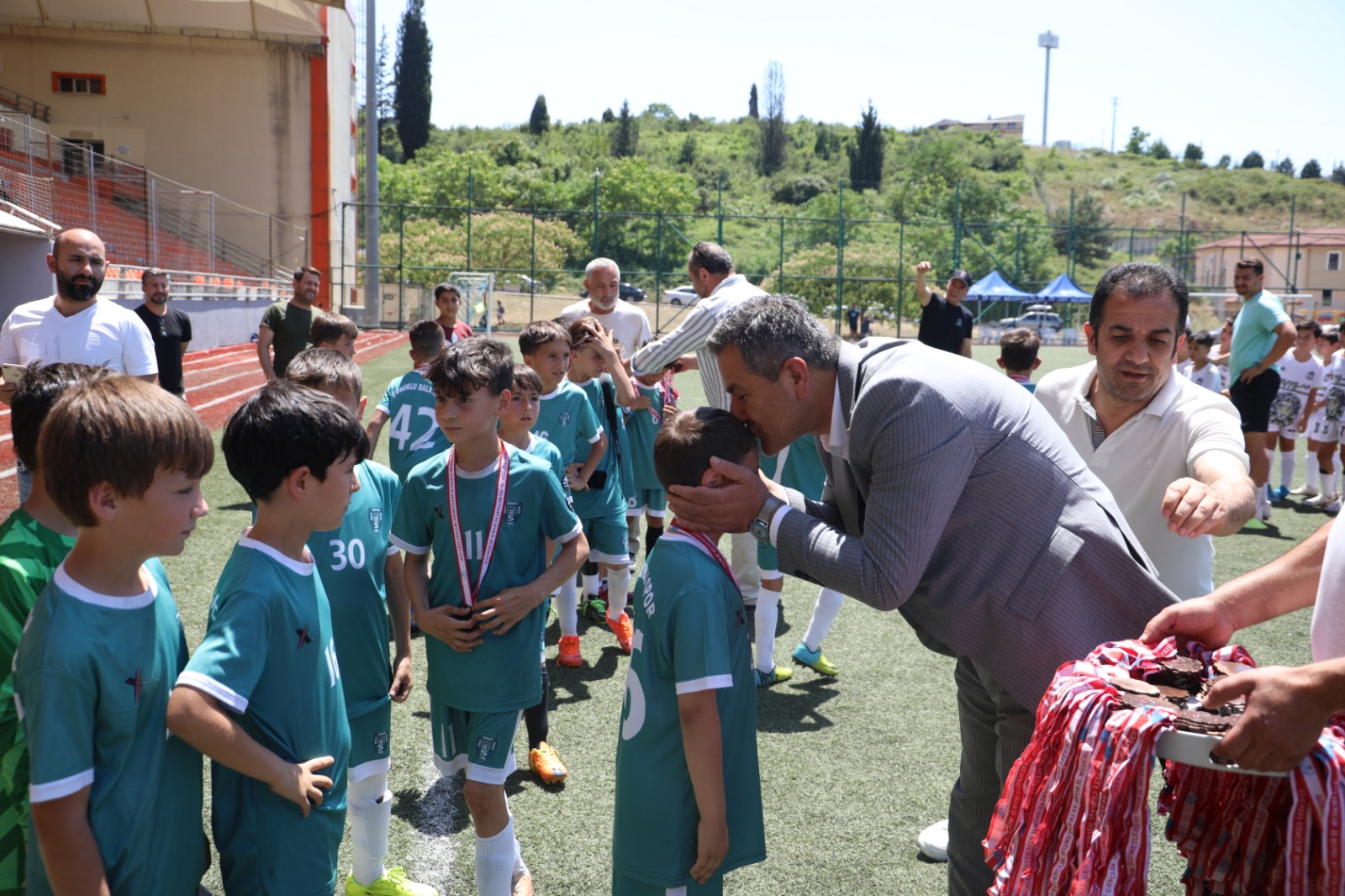 Gençlere madalyalari takdim edilirken (1)