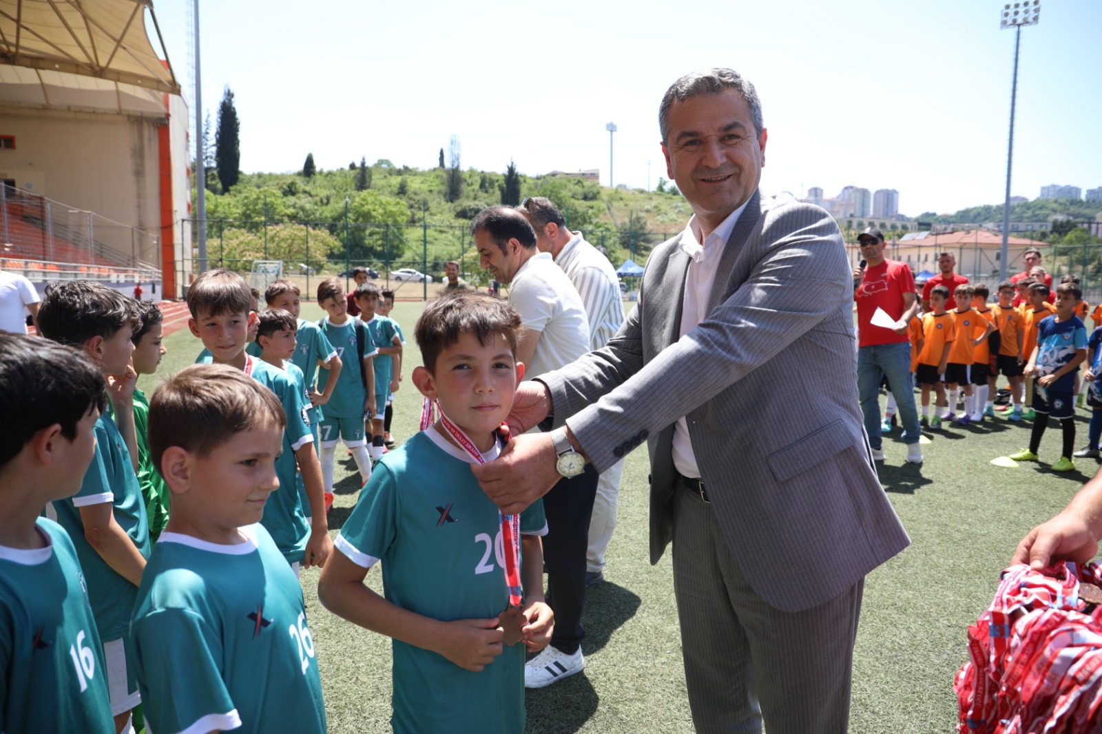 Gençlere madalyalari takdim edilirken (2)
