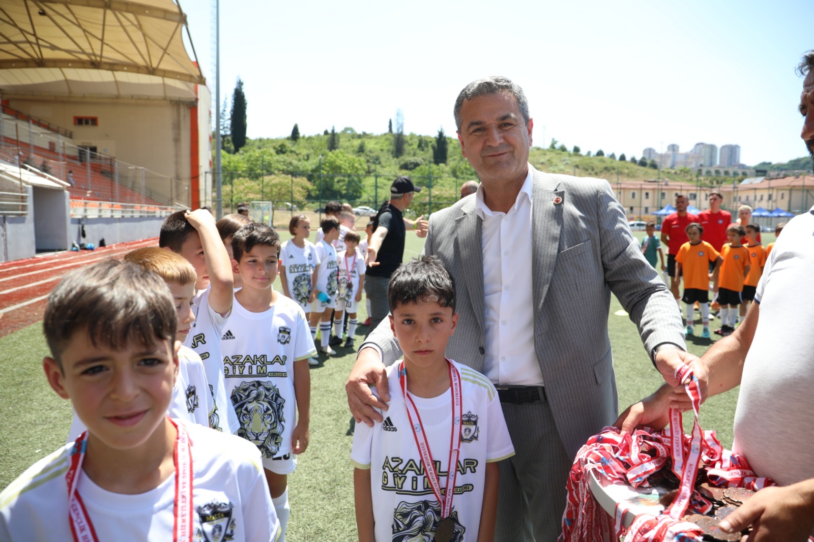 Gençlere madalyalari takdim edilirken (3)