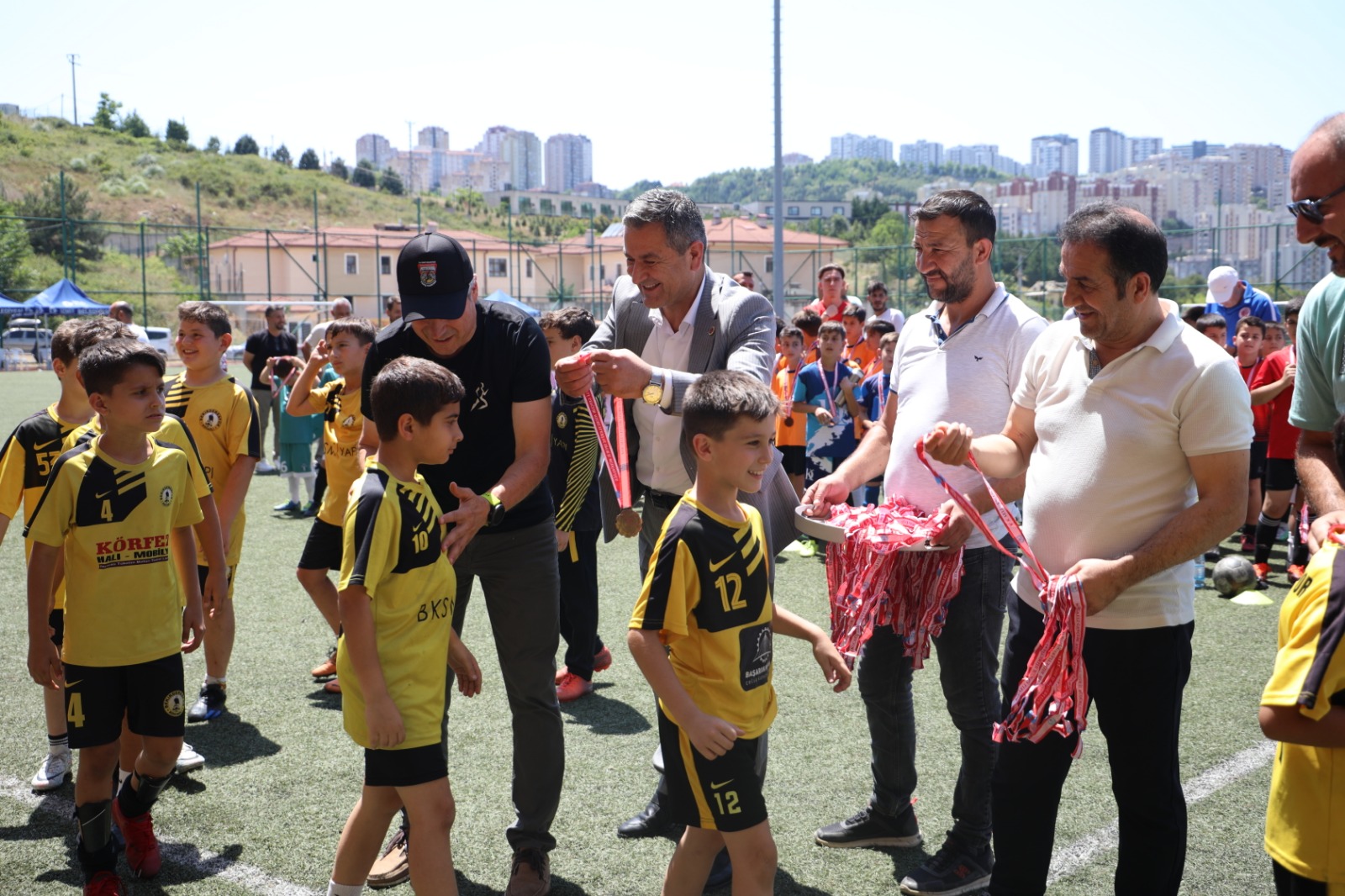 Gençlere madalyalari takdim edilirken (5)