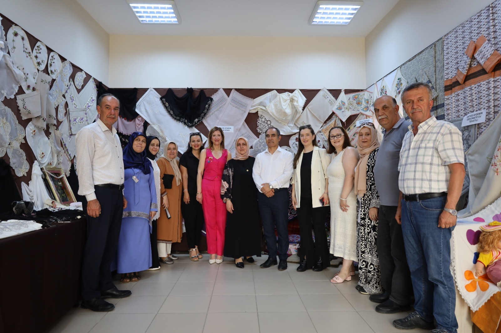 İZMEK El Sanatları Yılsonu Sergisi Akmeşe’de kapılarını açtı (15)