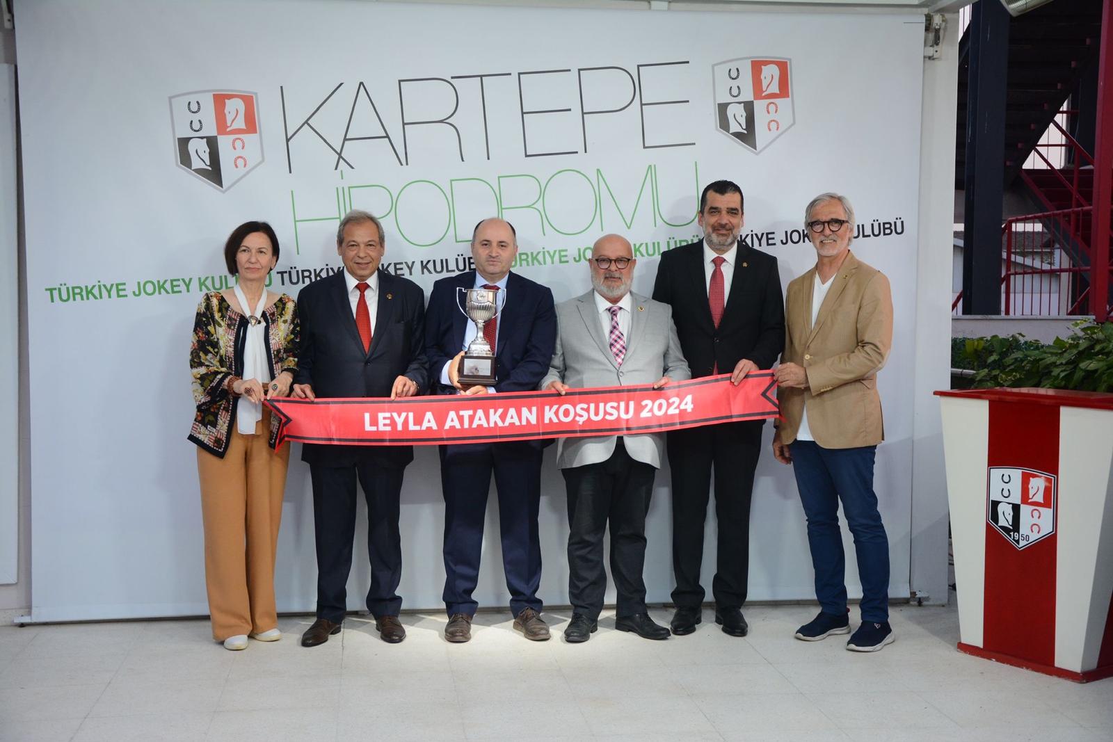 İlk kez düzenlenen Leyla Atakan Koşusu’nda galibiyet kupasını Yaşar Kardaş takdim etti (6)