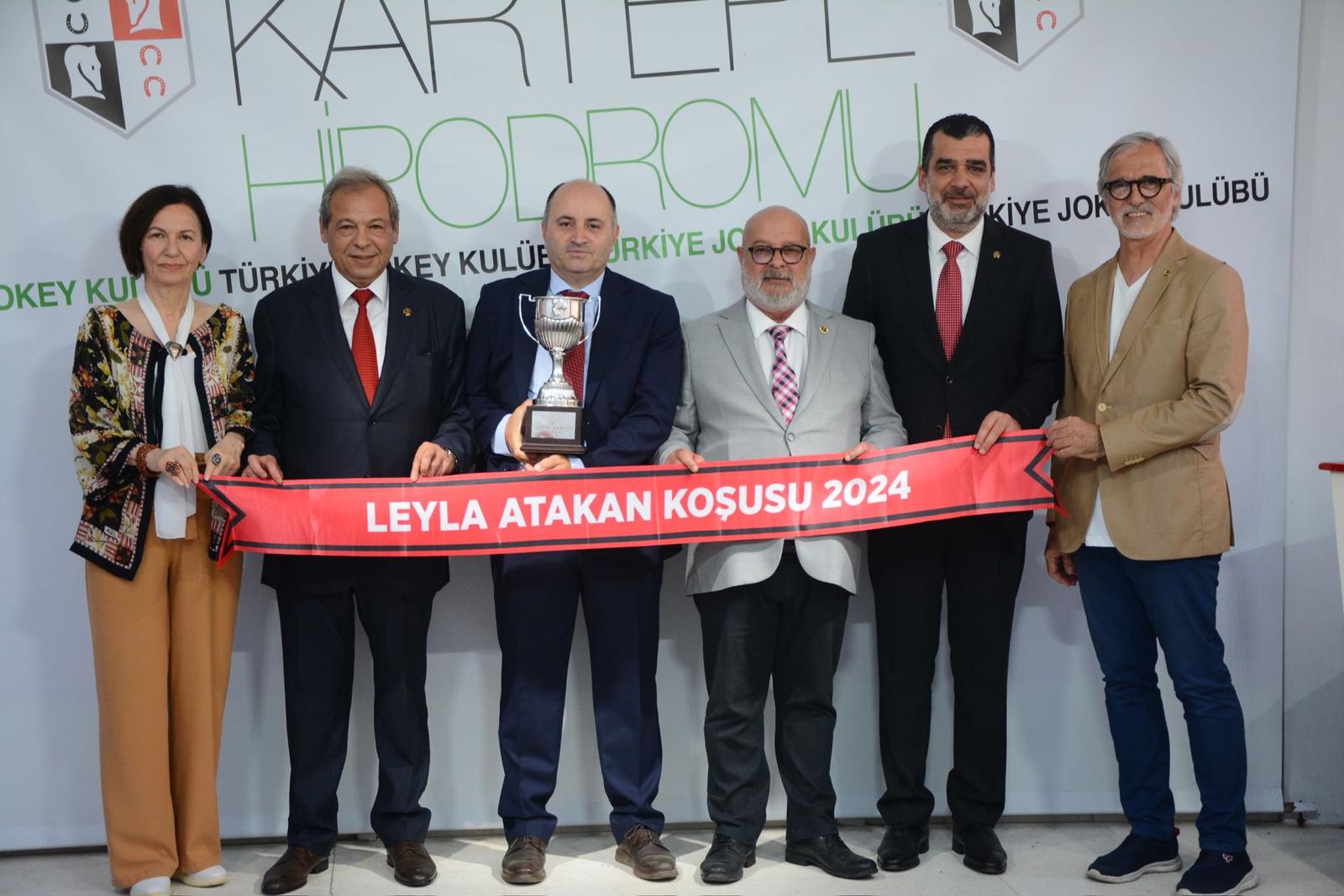 İlk kez düzenlenen Leyla Atakan Koşusu’nda galibiyet kupasını Yaşar Kardaş takdim etti (9)