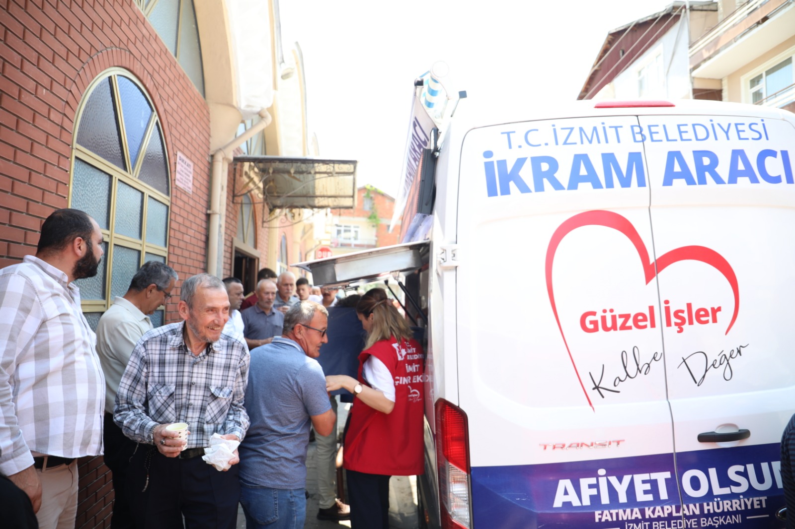 İzmit Belediyesi Cuma Namazı sonrası Mimar Sinan Camii cemaati ile buluştu (1)