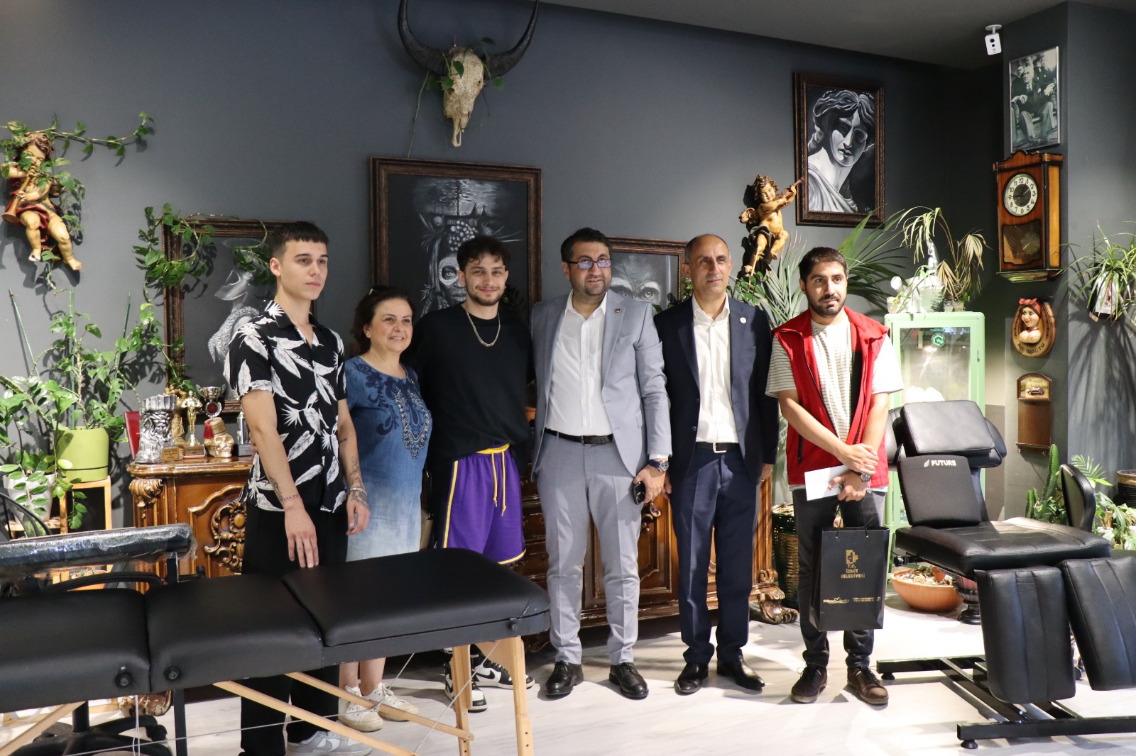 İzmit Belediyesi ailesi, Bayram sonrası esnaf turuna tüm hızıyla devam ediyor (2)