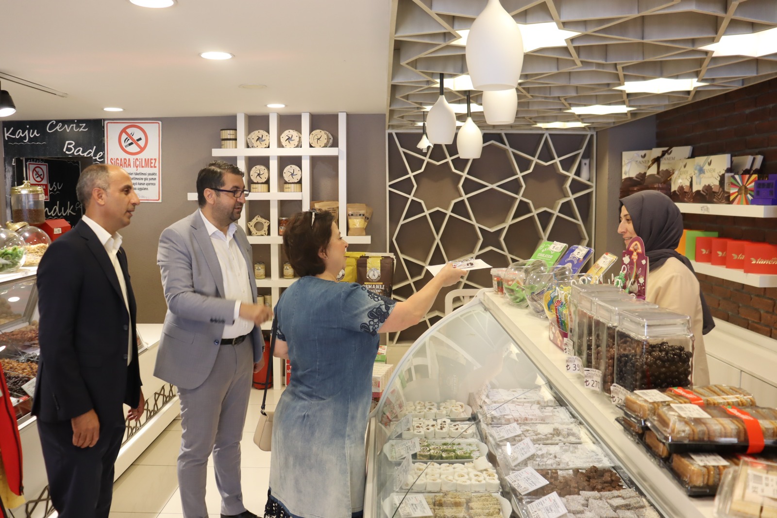 İzmit Belediyesi ailesi, Bayram sonrası esnaf turuna tüm hızıyla devam ediyor (5)