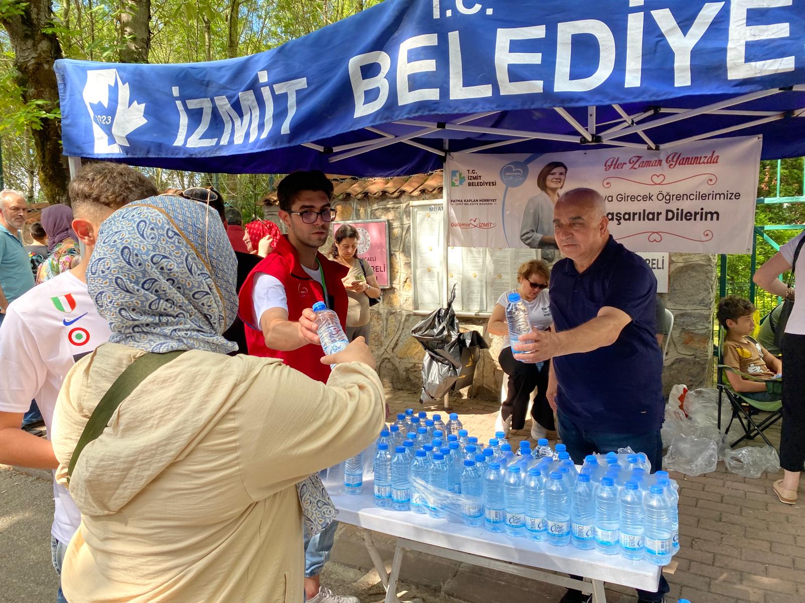 Izmit Belediyesi bu yil da YKS adaylarinin heyecanina ortak oldu (10)