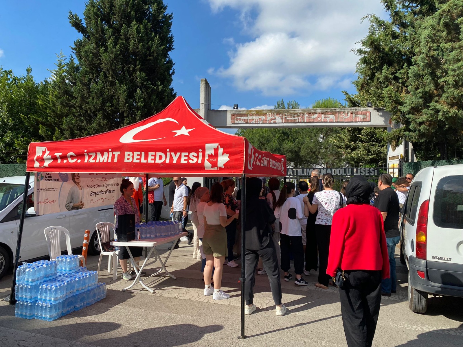 Izmit Belediyesi bu yil da YKS adaylarinin heyecanina ortak oldu (12)