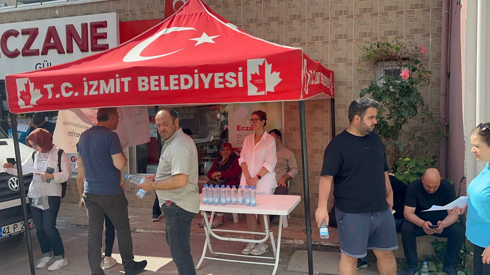 Izmit Belediyesi bu yil da YKS adaylarinin heyecanina ortak oldu (14)