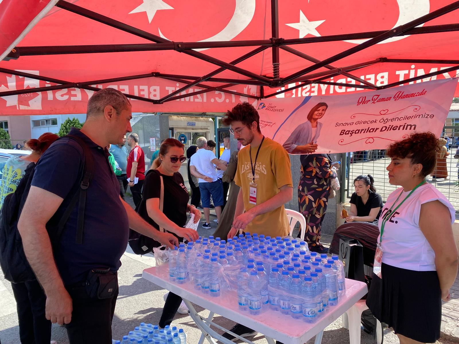 Izmit Belediyesi bu yil da YKS adaylarinin heyecanina ortak oldu (18)