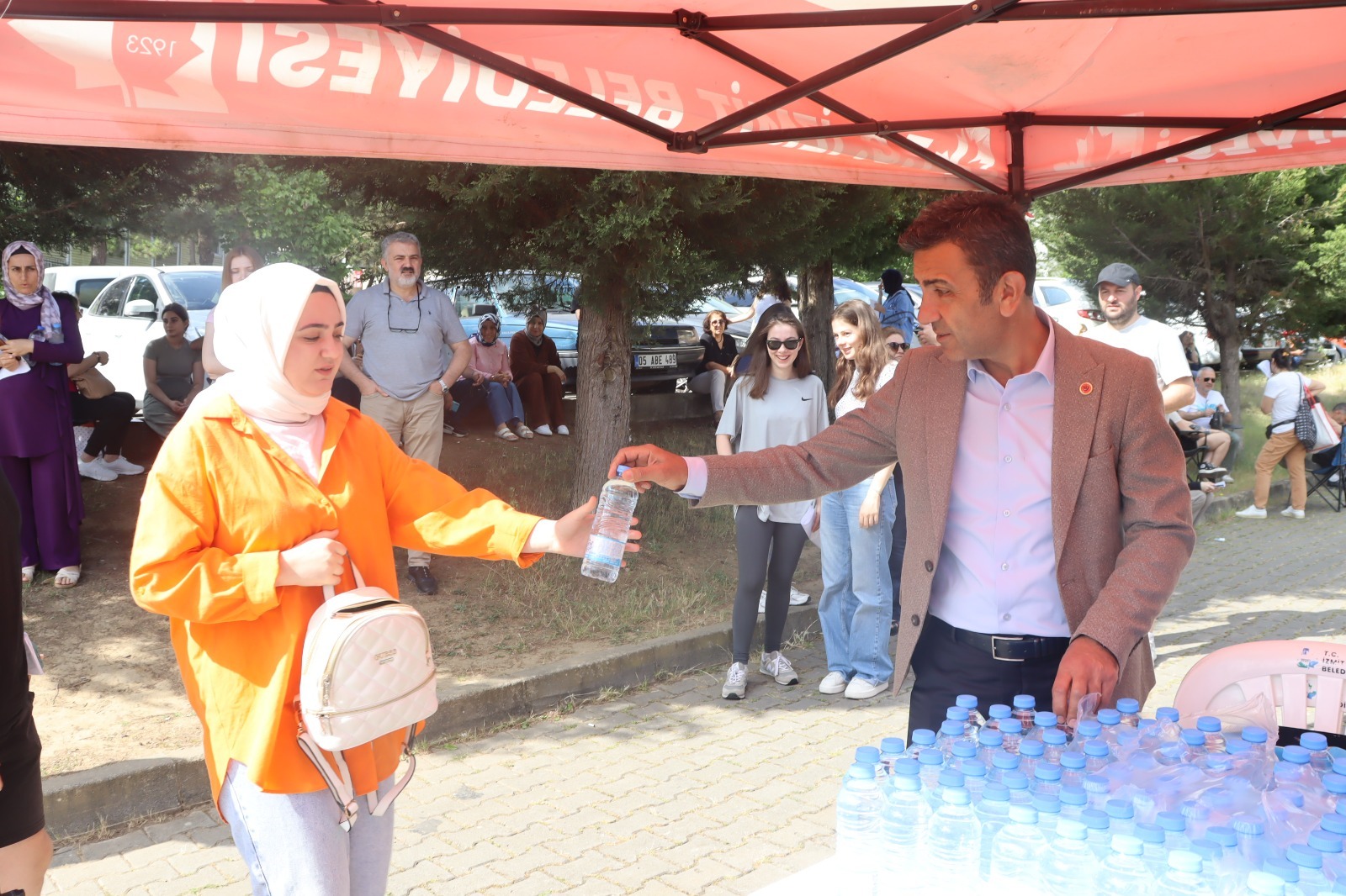 Izmit Belediyesi bu yil da YKS adaylarinin heyecanina ortak oldu (4)