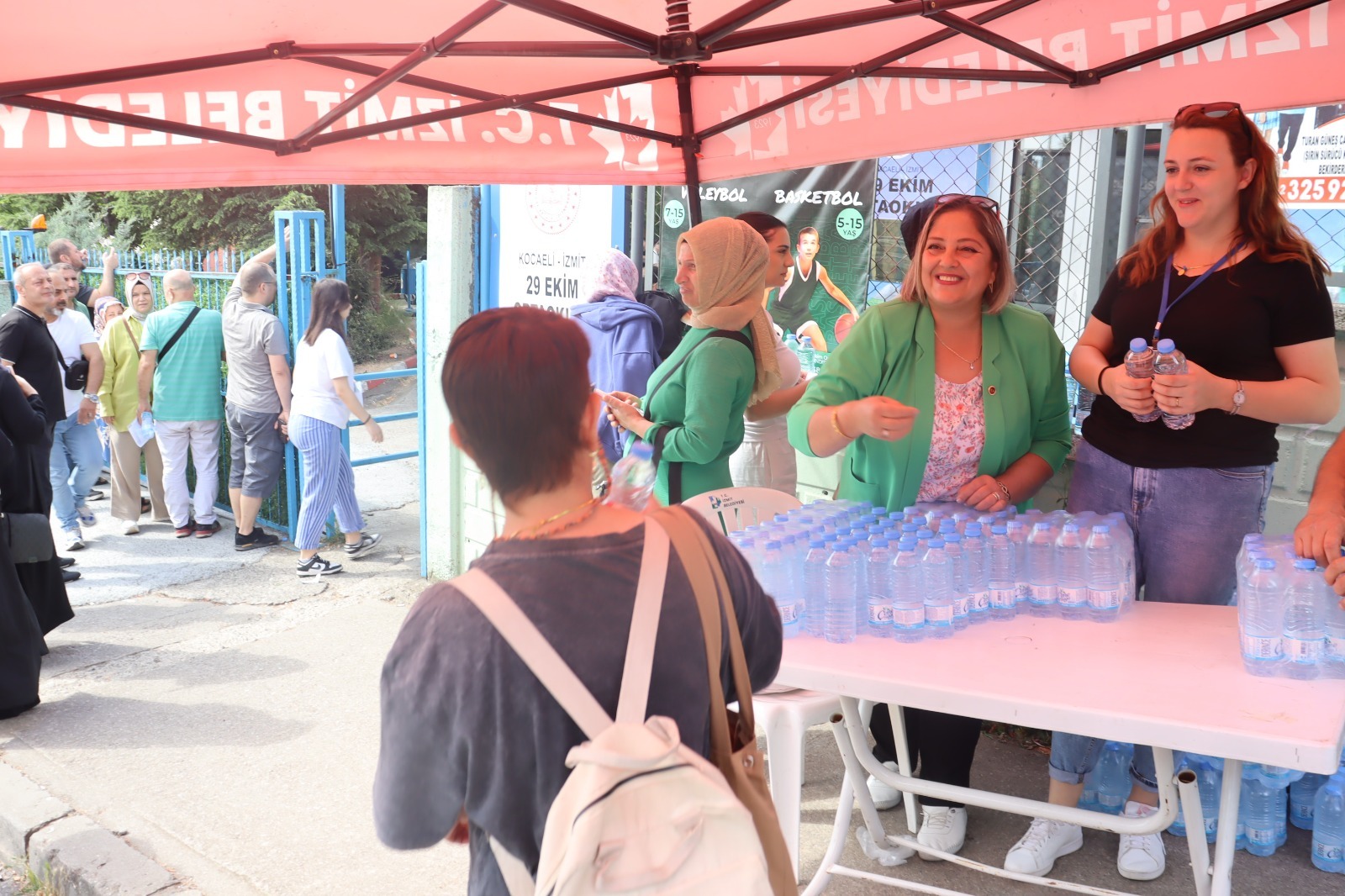 Izmit Belediyesi bu yil da YKS adaylarinin heyecanina ortak oldu (5)