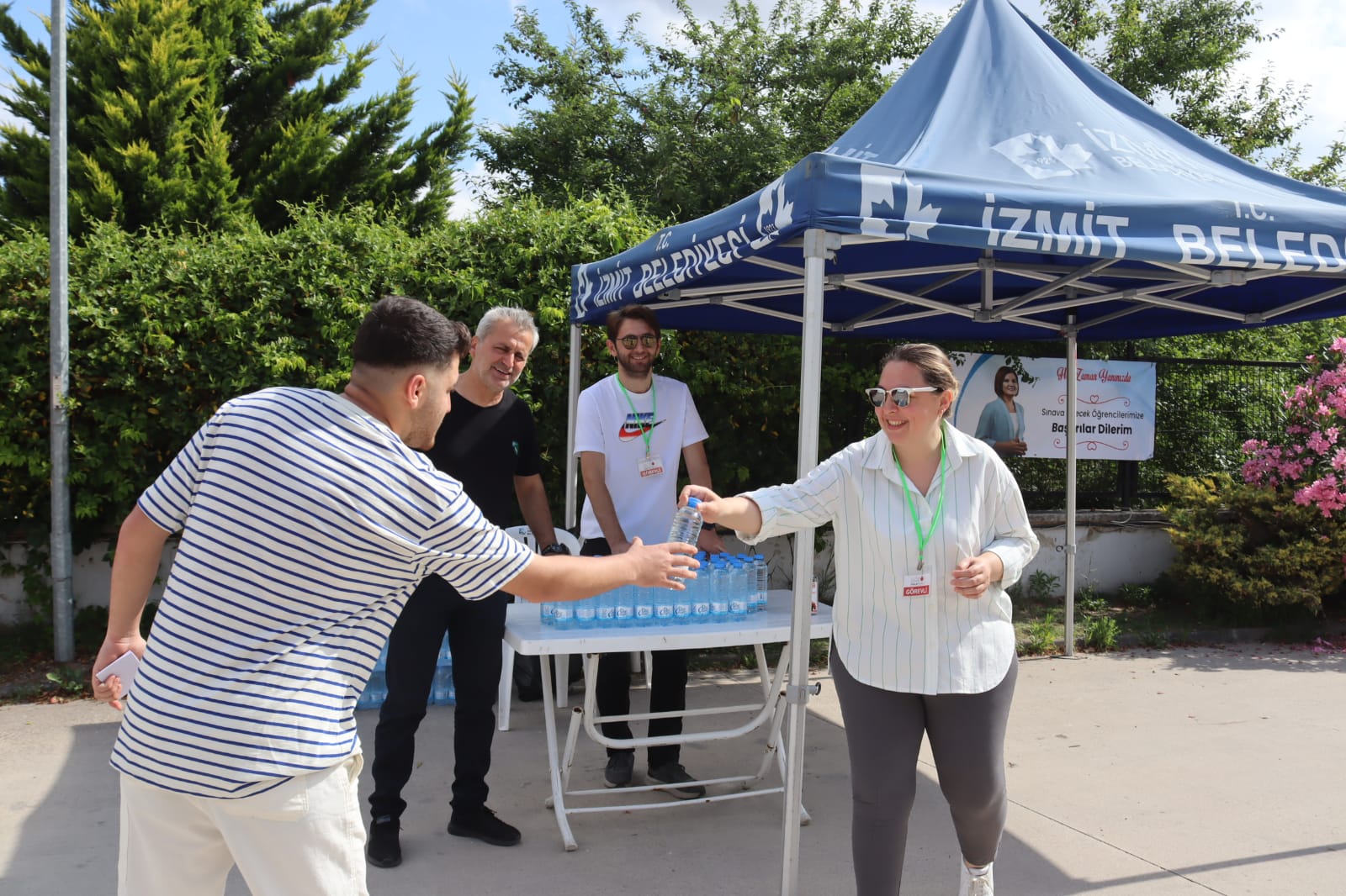 Izmit Belediyesi bu yil da YKS adaylarinin heyecanina ortak oldu (6)