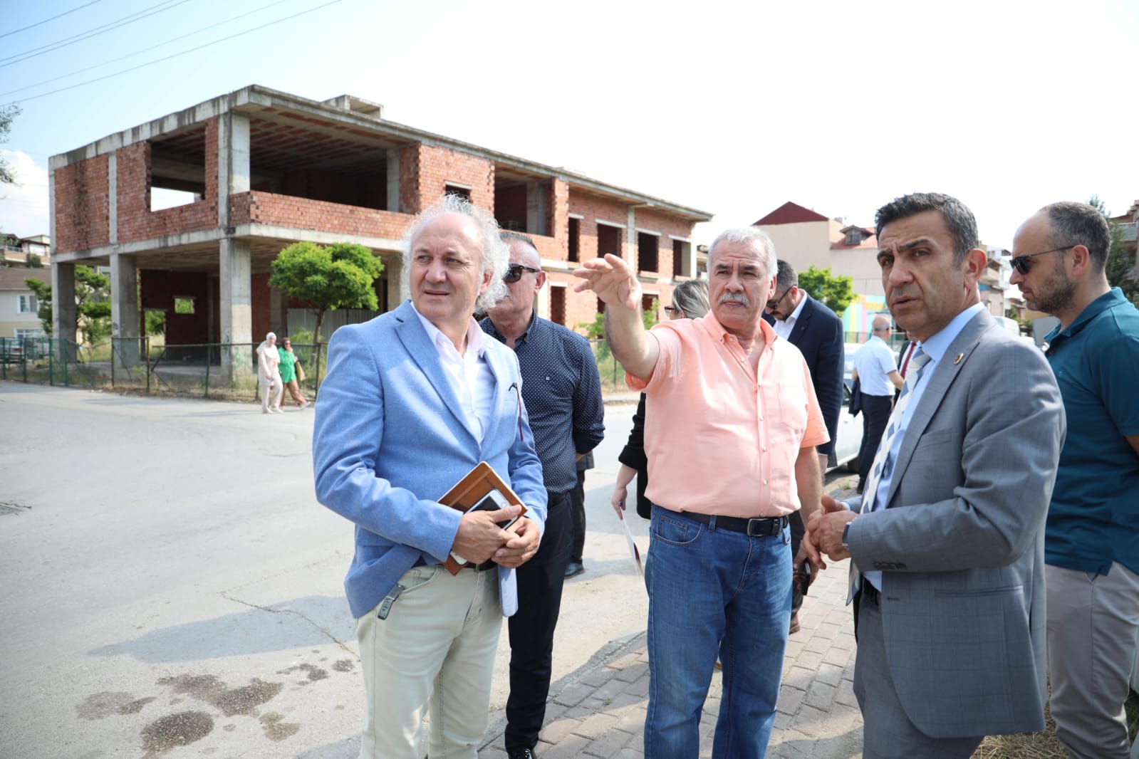 Izmit Belediyesi mahalle inceleme gezilerine ara vermeden Yenisehir'de basladi (2)