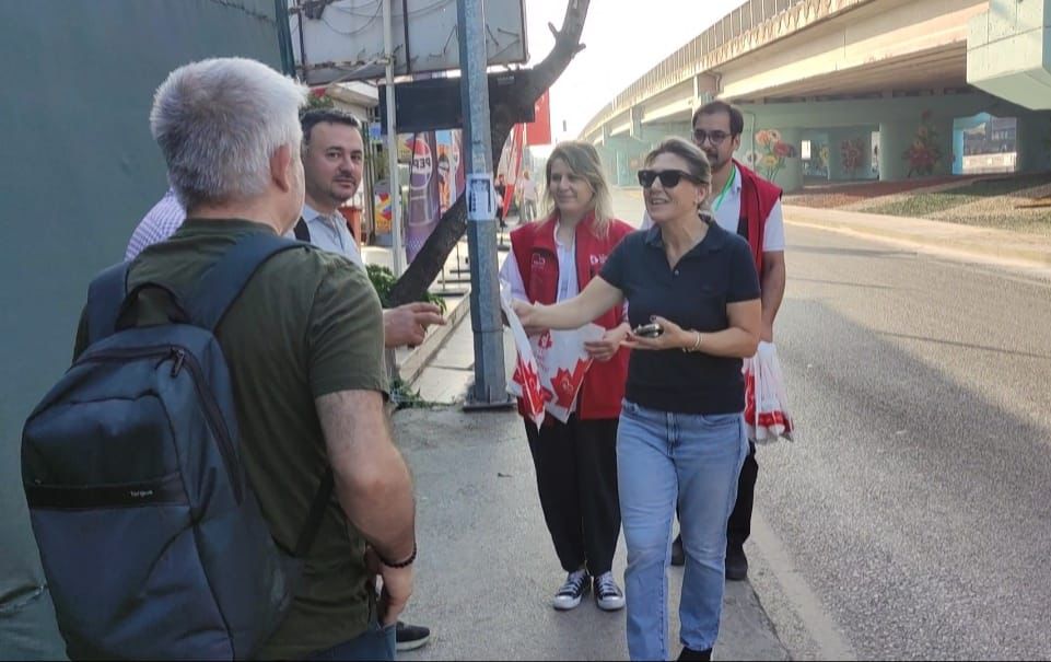 İzmit Belediyesi servis bekleyen emekçileri yine unutmadı (10)
