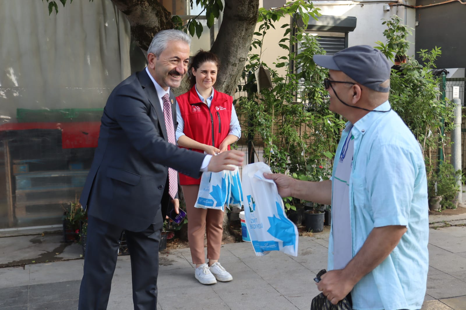 İzmit Belediyesi servis bekleyen emekçileri yine unutmadı (5)
