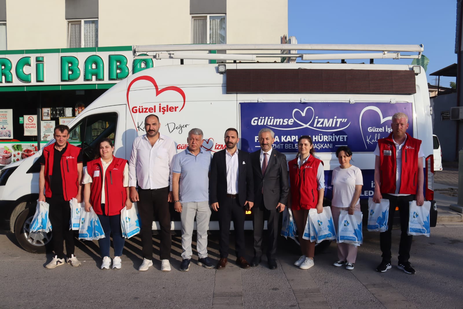 İzmit Belediyesi servis bekleyen emekçileri yine unutmadı (6)