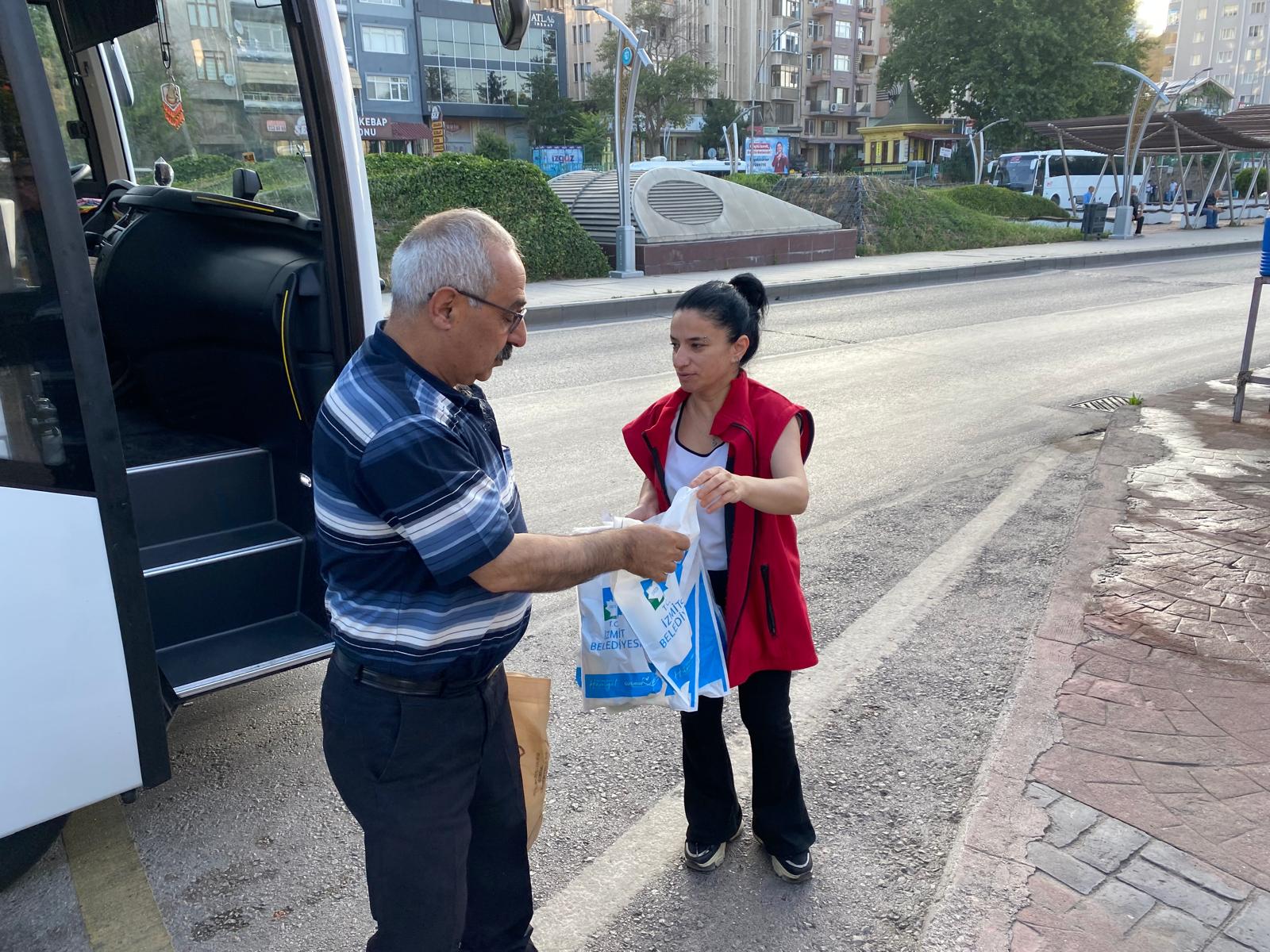 İzmit Belediyesi servis bekleyen emekçileri yine unutmadı (7)