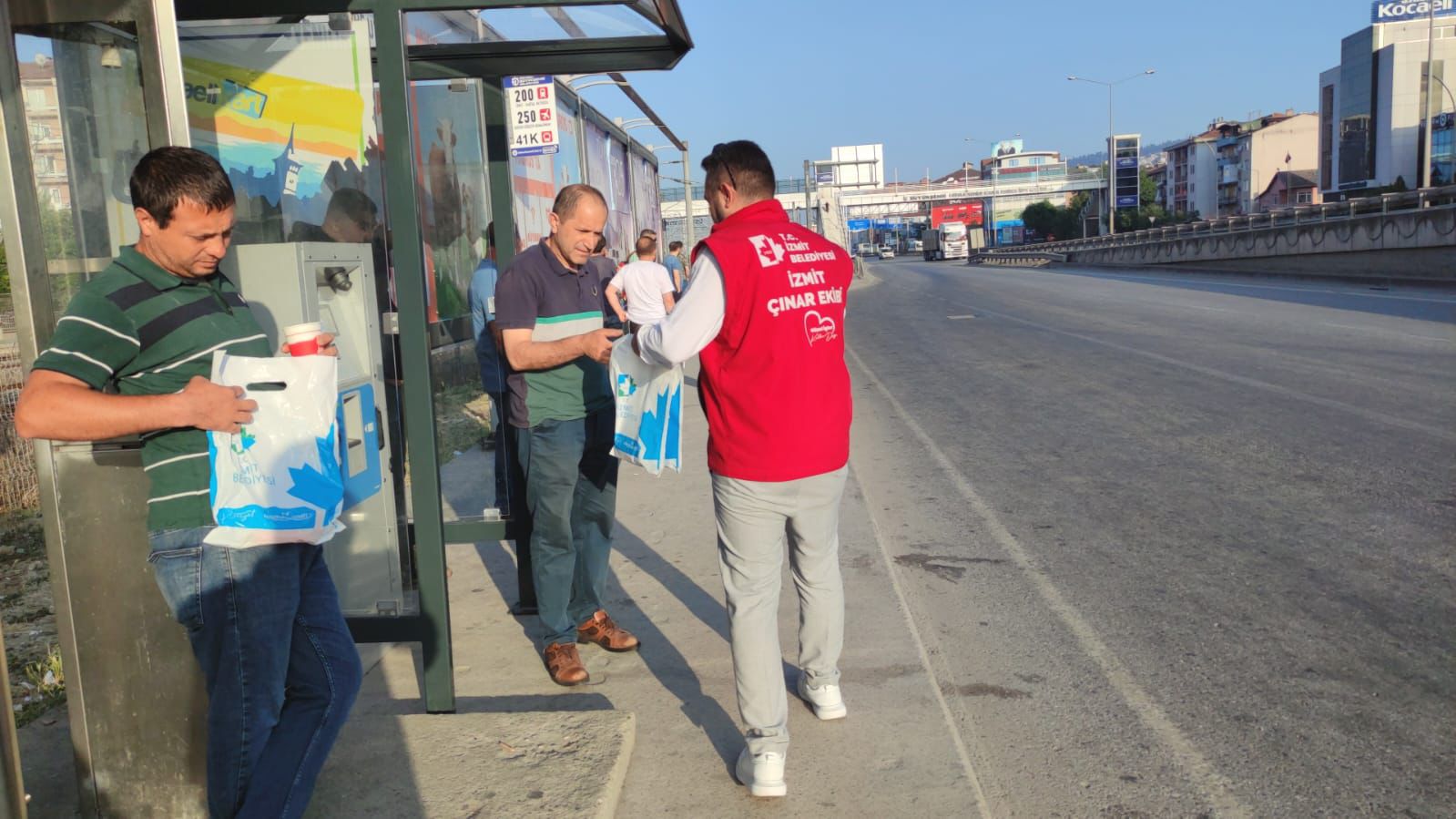 İzmit Belediyesi servis bekleyen emekçileri yine unutmadı (9)