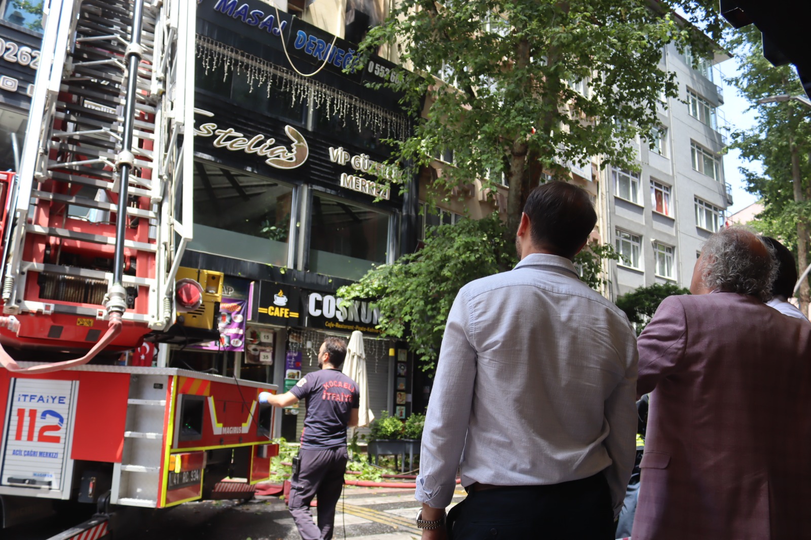 İzmit Belediyesi yangında vatandaşları yalnız bırakmadı (2)