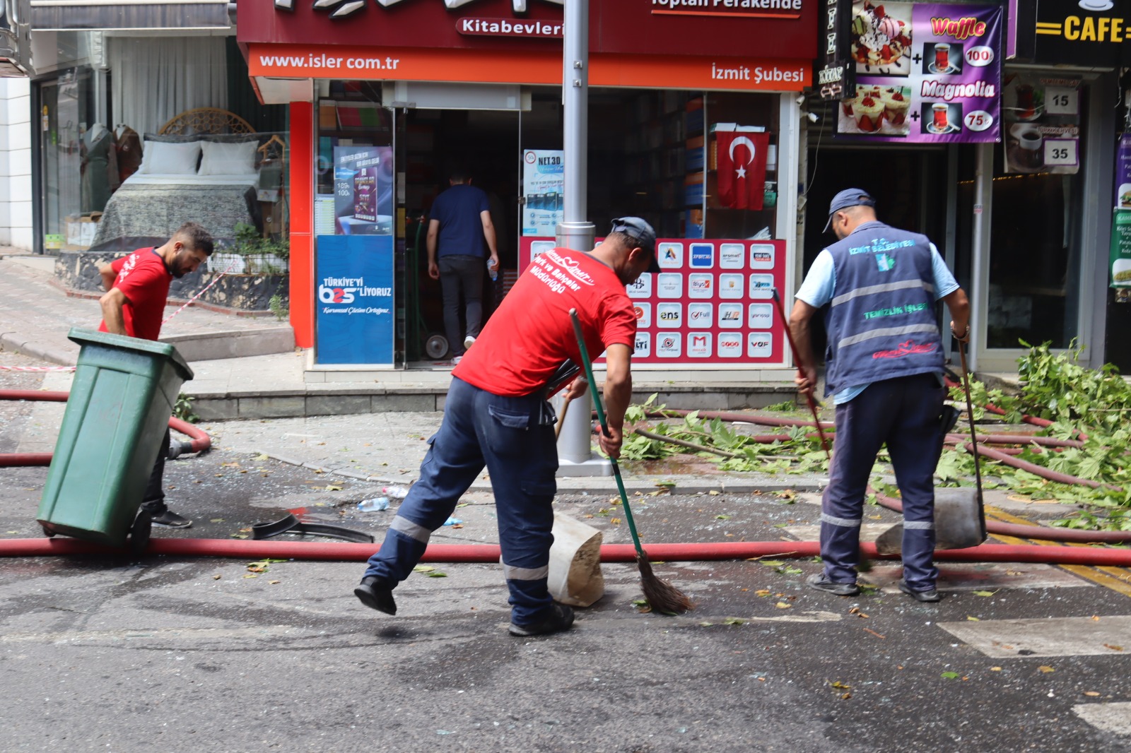 İzmit Belediyesi yangında vatandaşları yalnız bırakmadı (8)