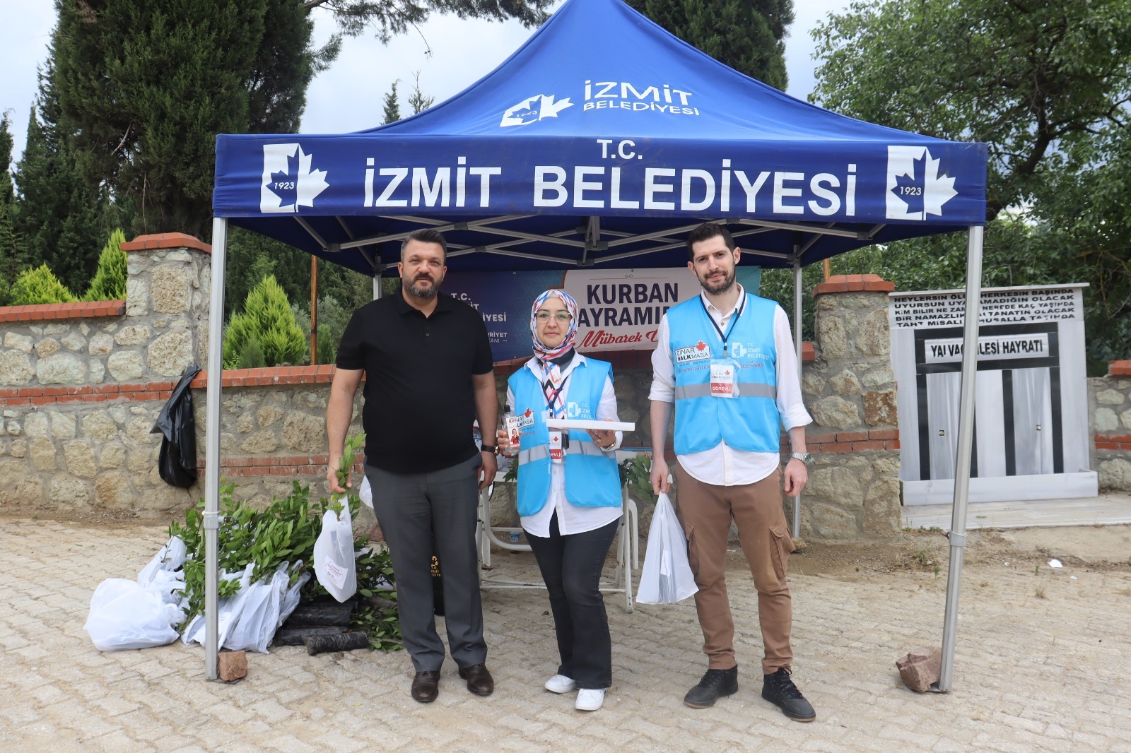 Izmit Belediyesinden mezarlik ziyaretinde bulunan vatandaslara defne fidesi (1)