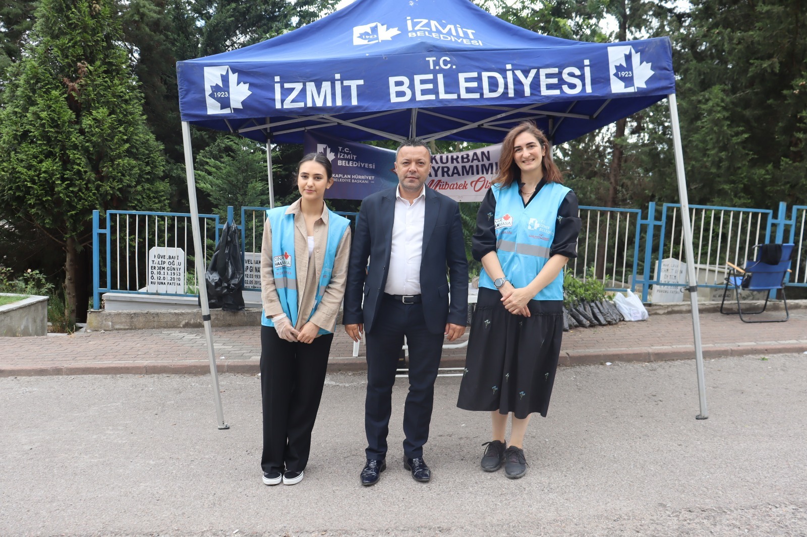 Izmit Belediyesinden mezarlik ziyaretinde bulunan vatandaslara defne fidesi (10)