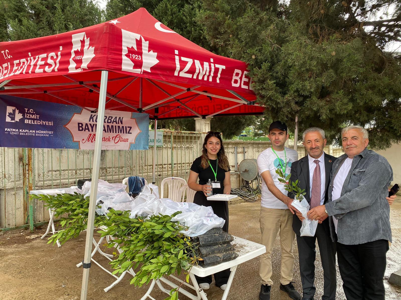 Izmit Belediyesinden mezarlik ziyaretinde bulunan vatandaslara defne fidesi (4)
