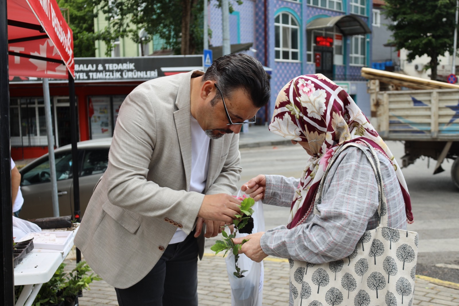 Izmit Belediyesinden mezarlik ziyaretinde bulunan vatandaslara defne fidesi (5)